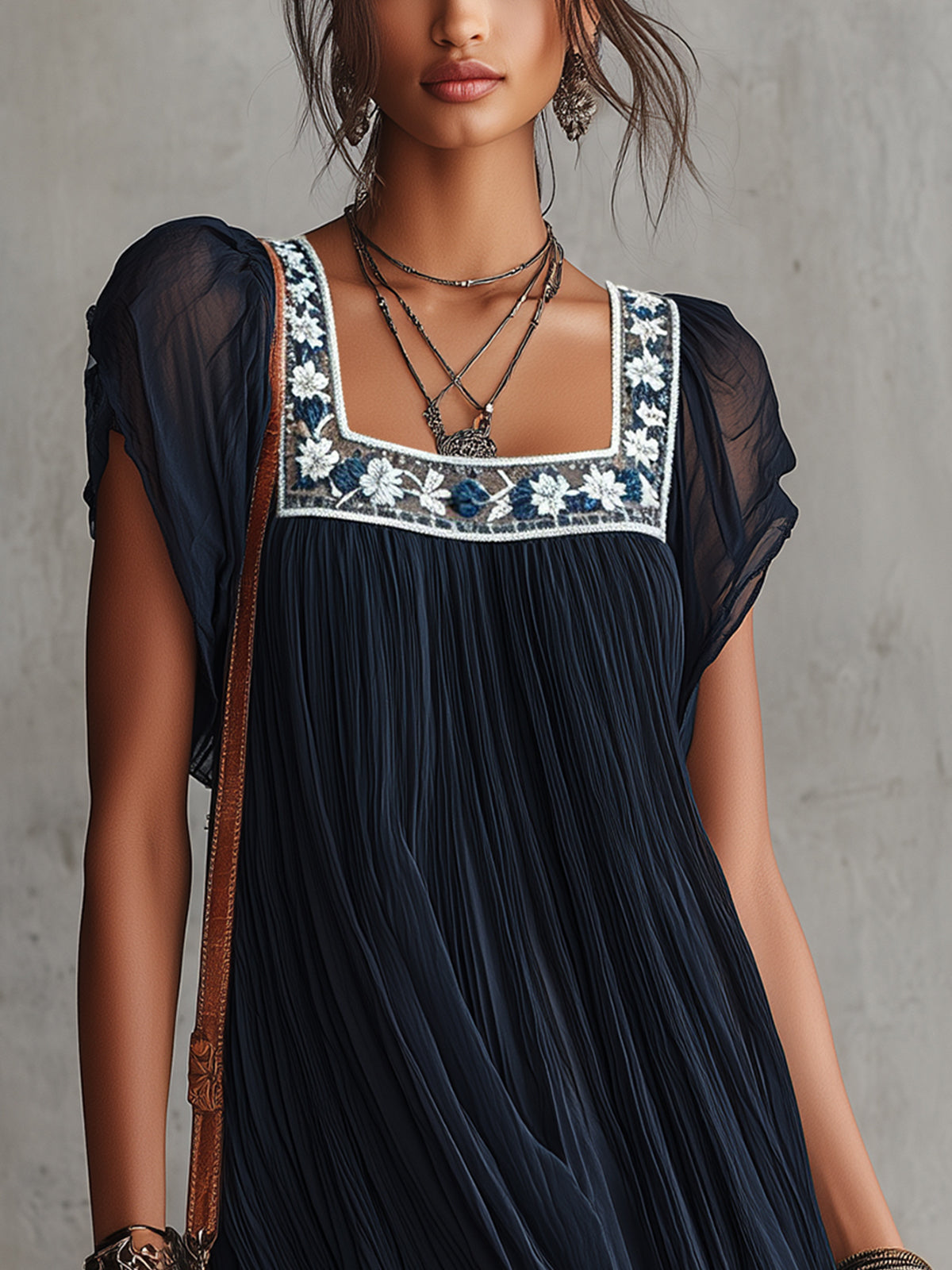 Apolline | Besticktes Mini-Plissée Kleid aus Chiffon mit Marineblauen Blumen