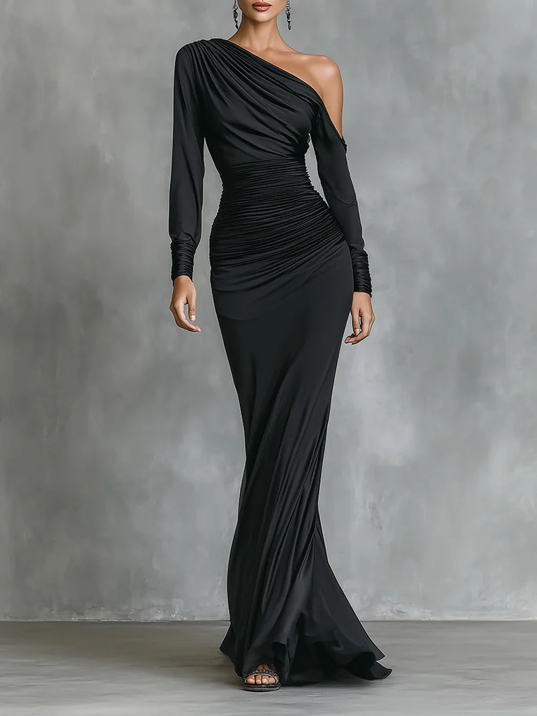 Célina™ | Robe longue en satin noir avec décolleté épaules dénudées