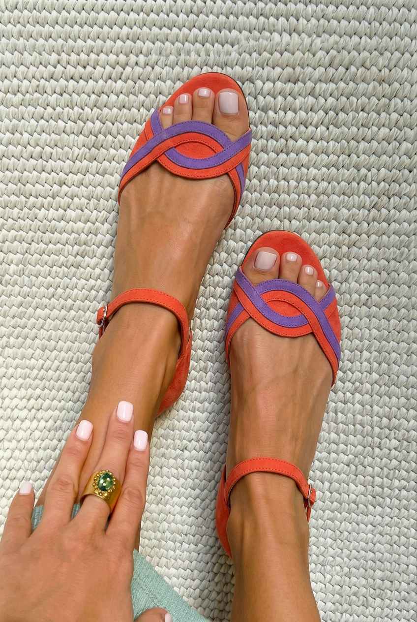 Niedrige Wildleder-Sandalen mit offener Zehenpartie und Knöchelriemen