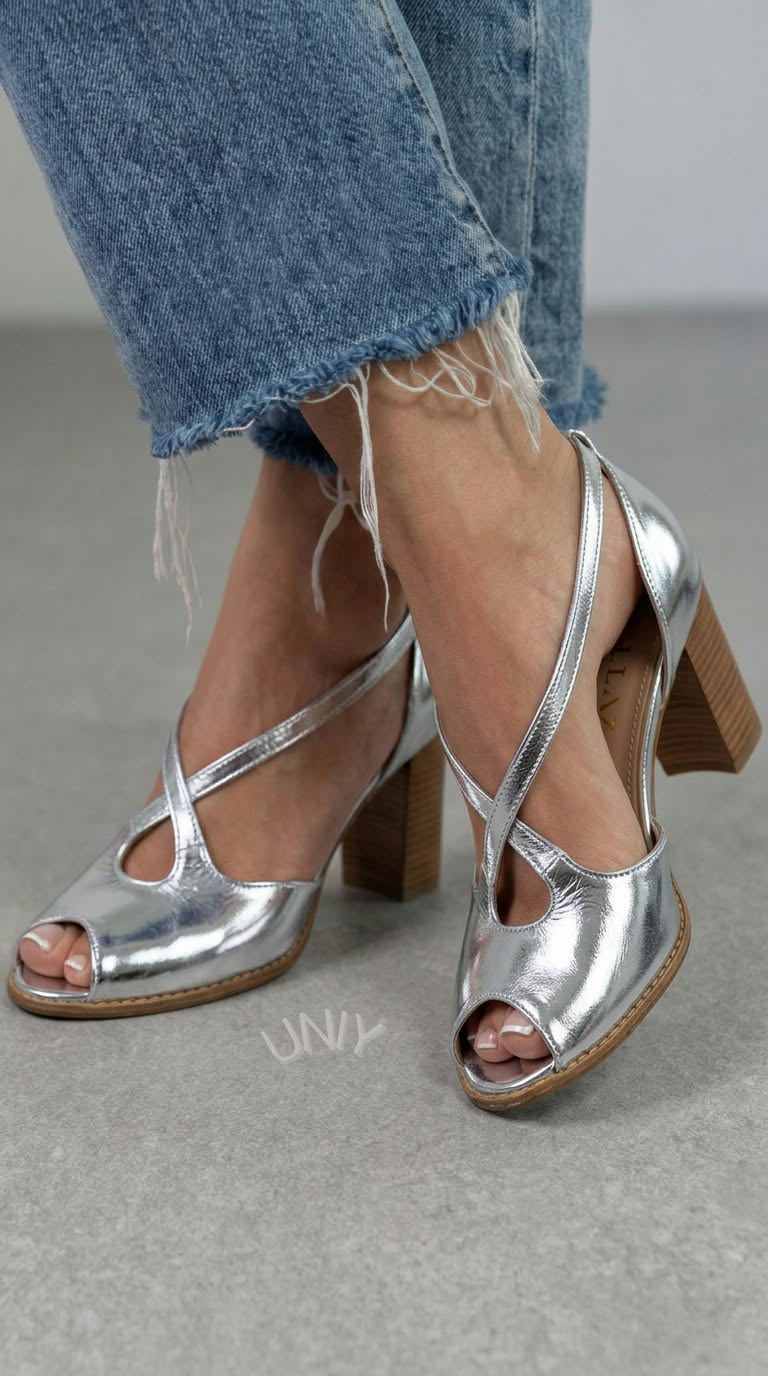 Elegante Puderrosa und Rosa Sandalen mit offenen Zehen, gekreuzten Riemen und Blockabsatz