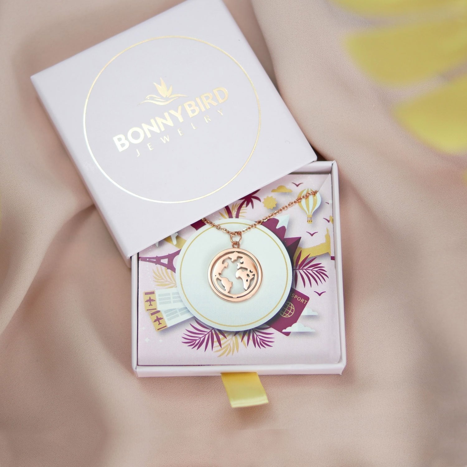 Collier BonnyWorld avec rose globe tournante
