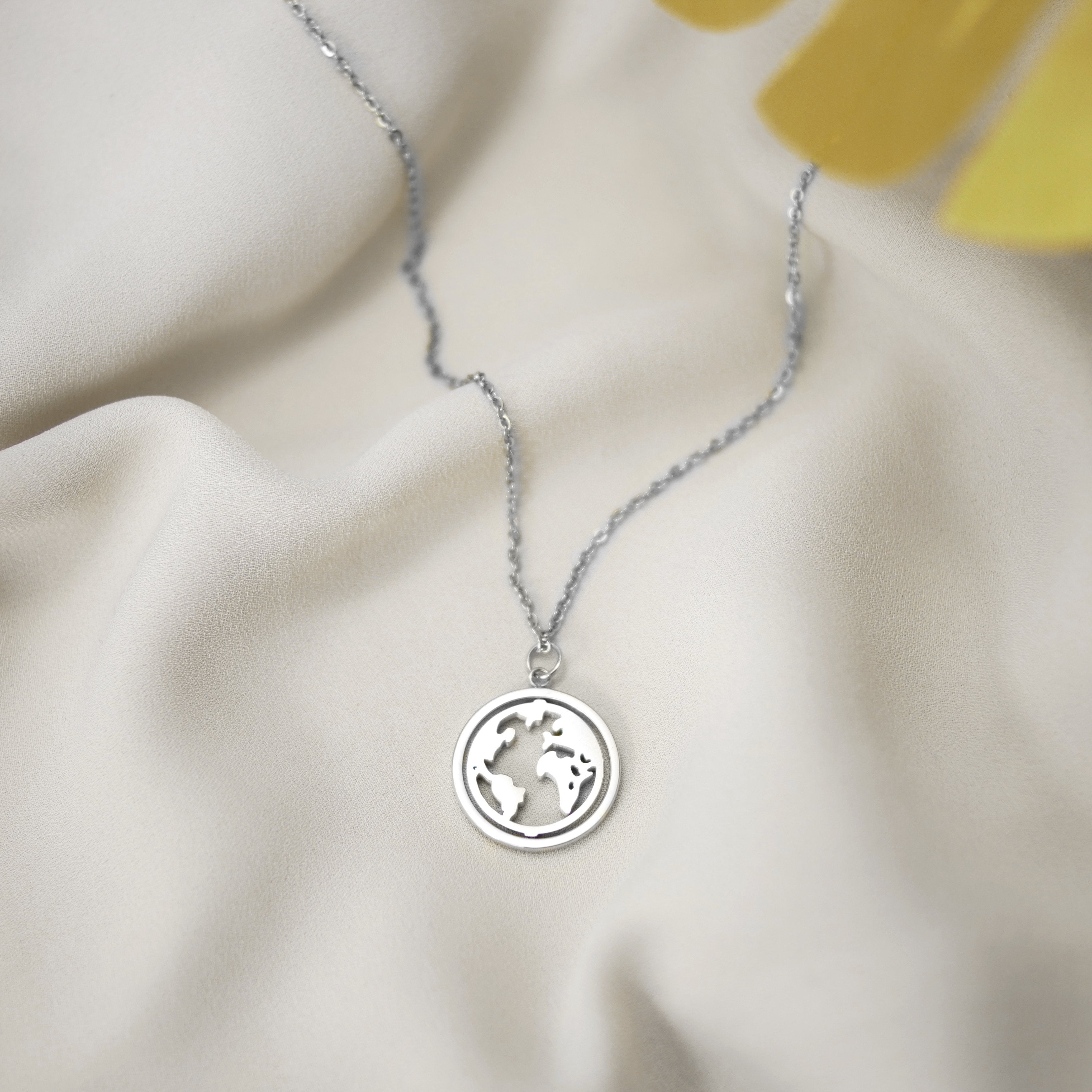 Collier BonnyWorld avec globe rotatif argent
