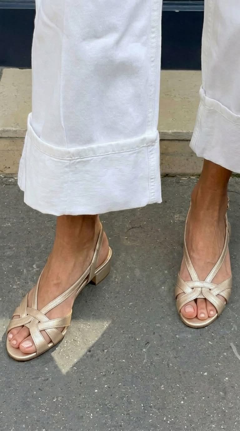 Nude Leder Slingback Sandalen mit gekreuzten Riemen und niedrigem Absatz
