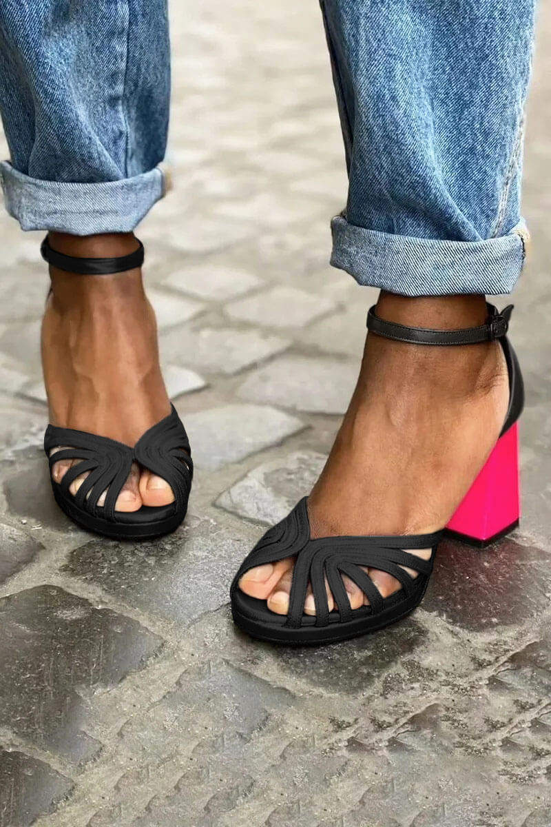 Elegante, glänzende Peeptoe-Pumps mit breitem Absatz, Knöchelriemen und Schnalle in Blockfarben