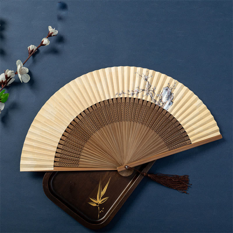 Bambus-Handfächer mit Buddha-Steinen, Lotus, Libelle, Wildgänsen und Pflaumenblüte – 22,5 cm